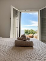 Apartamento estándar, vistas a la colina | Cortinas opacas y sistema de insonorización