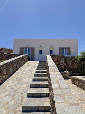 Front of property - Oxalis Mykonos Apartments (Mykonos)