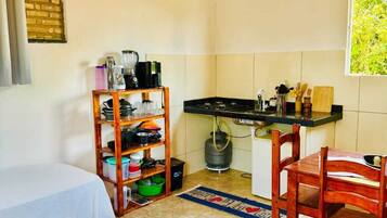 Basic Studio | Private kitchen | Full-sized fridge, stovetop, cookware/dishes/utensils