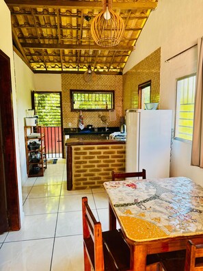 Casa básica, balcón | Cocina privada | Refrigerador con congelador, parrilla de estufa y utensilios de cocina 