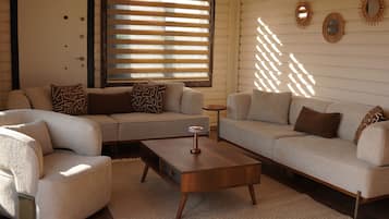 Deluxe Bungalow, Patio, Garden View | Living area