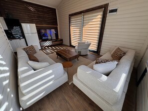 Un espace de vie compact comprenant un canapé, une table basse et un téléviseur.