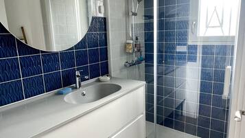 Douche, sĂšche-cheveux