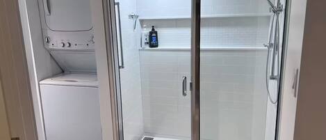 Dusche, Haartrockner, Handtücher, Seife