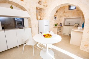 Dining - Villa Trullo Desideri by Villa Plus (Casalini)