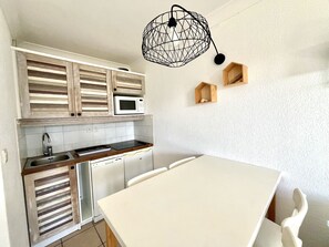 Fridge, microwave, dishwasher, coffee/tea maker - Appartement Bleu Royal by Agence Bru - 698216 (Lacanau)
