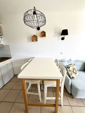 Dining - Appartement Bleu Royal by Agence Bru - 698216 (Lacanau)