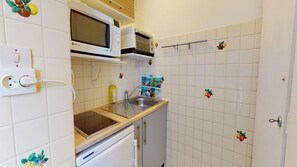 Fridge, microwave, oven, coffee/tea maker - Le Petit Nid des Pins (Saint-Jean-de-Monts)