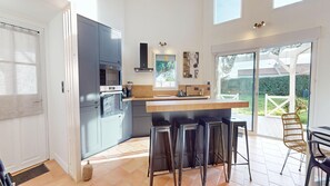 Een koelkast, een microgolfoven, een oven, een vaatwasser