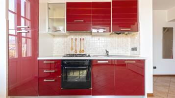 Een koelkast, een magnetron, een oven, een kookplaat