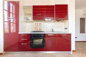 Fridge, microwave, oven, stovetop - Valverde Bergamo City in Paola's home (Bergamo)