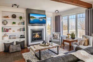 TV, fireplace - Hôtel à la maison - La Marina, vue sur le fleuve (La Malbaie)