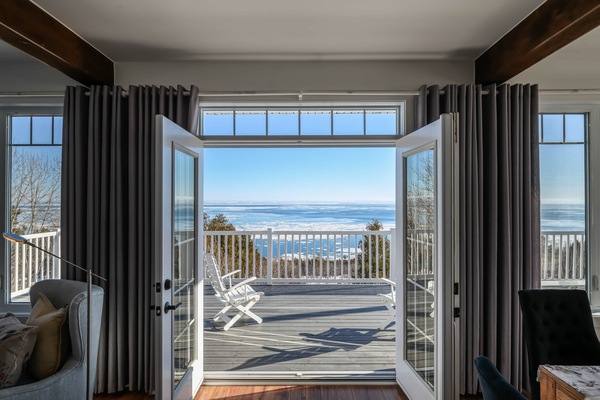 Open door onto the blue of the river