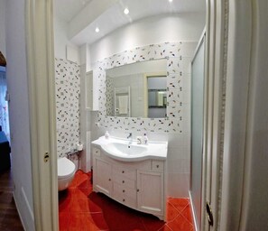 Een douche, een haardroger, handdoeken, zeep