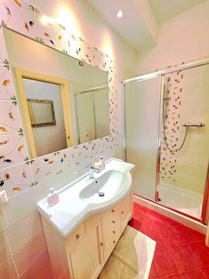 Dusche, Haartrockner, Handtücher, Seife