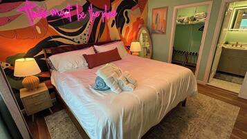 Een bureau, een strijkplank/strijkijzer, reisbedje, wifi