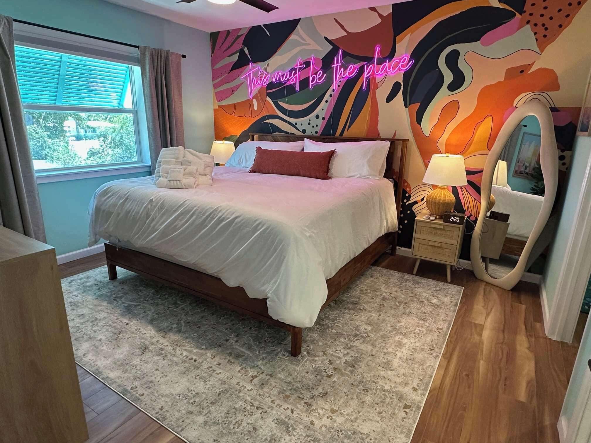 Een bureau, een strijkplank/strijkijzer, reisbedje, wifi