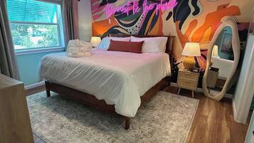 Een bureau, een strijkplank/strijkijzer, reisbedje, wifi