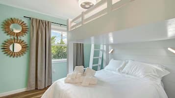 Desk, iron/ironing board, travel cot, WiFi