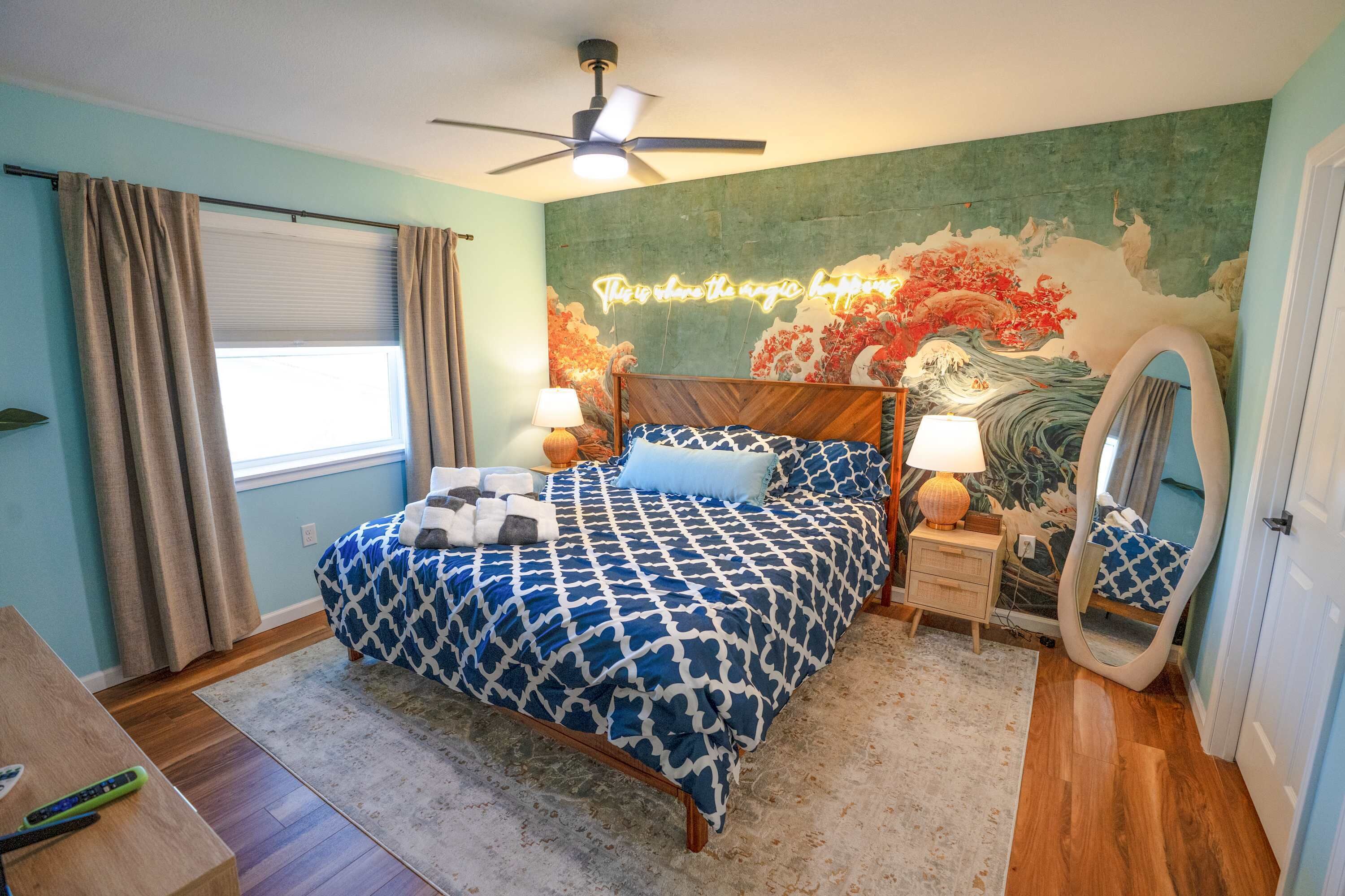 2 habitaciones, escritorio y tabla de planchar con plancha 