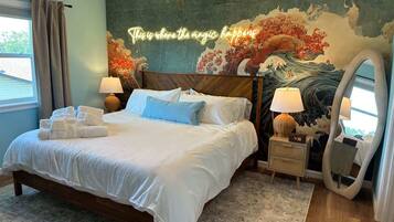 2 slaapkamers, een bureau, een strijkplank/strijkijzer, reisbedje