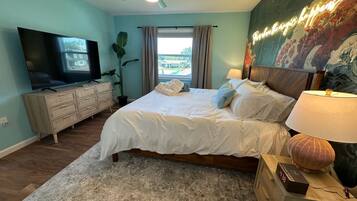 2 quartos, escrivaninha, ferros/tábuas de passar roupa, berço de viagem