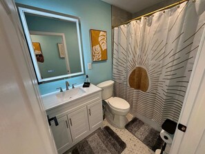 Dusche, Haartrockner, Handtücher, Shampoo