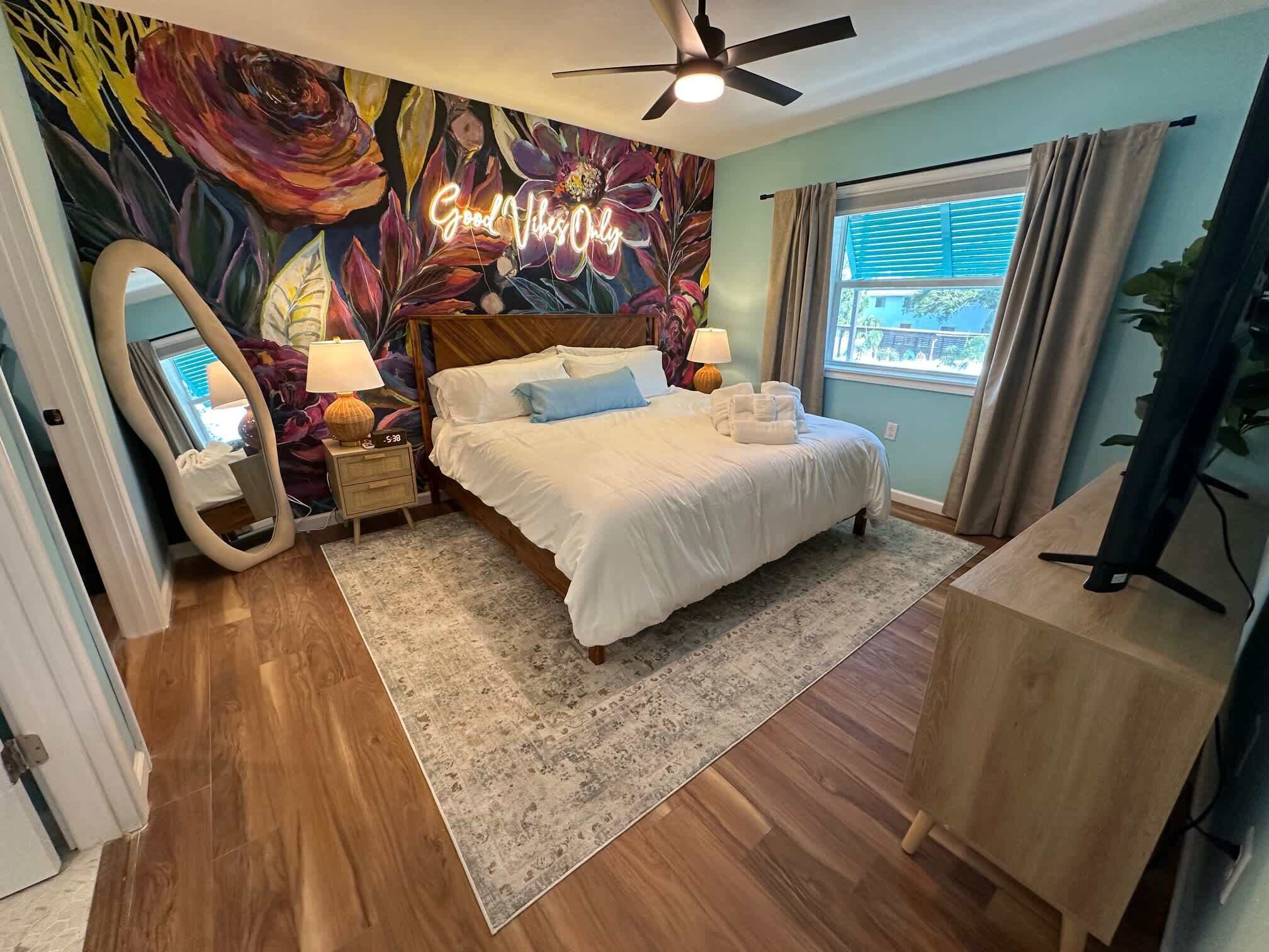 Een bureau, een strijkplank/strijkijzer, reisbedje, wifi