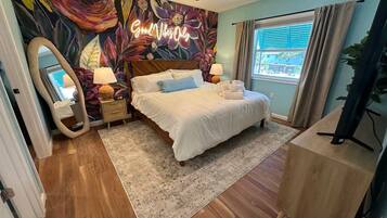 Een bureau, een strijkplank/strijkijzer, reisbedje, wifi