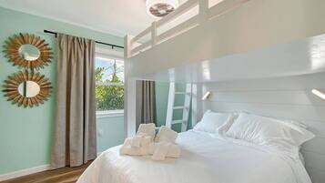 6 bedrooms, desk, iron/ironing board, travel crib