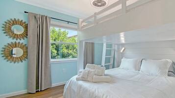 3 habitaciones, escritorio y tabla de planchar con plancha