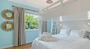 3 habitaciones, escritorio y tabla de planchar con plancha 