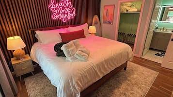 3 slaapkamers, een bureau, een strijkplank/strijkijzer, reisbedje