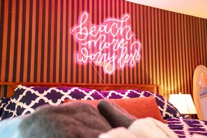 3 soverom, skrivebord, strykejern/-brett og reiseseng for barn