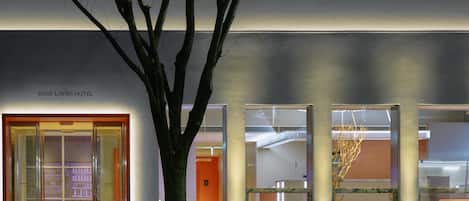 Fassade der Unterkunft – Abend/Nacht