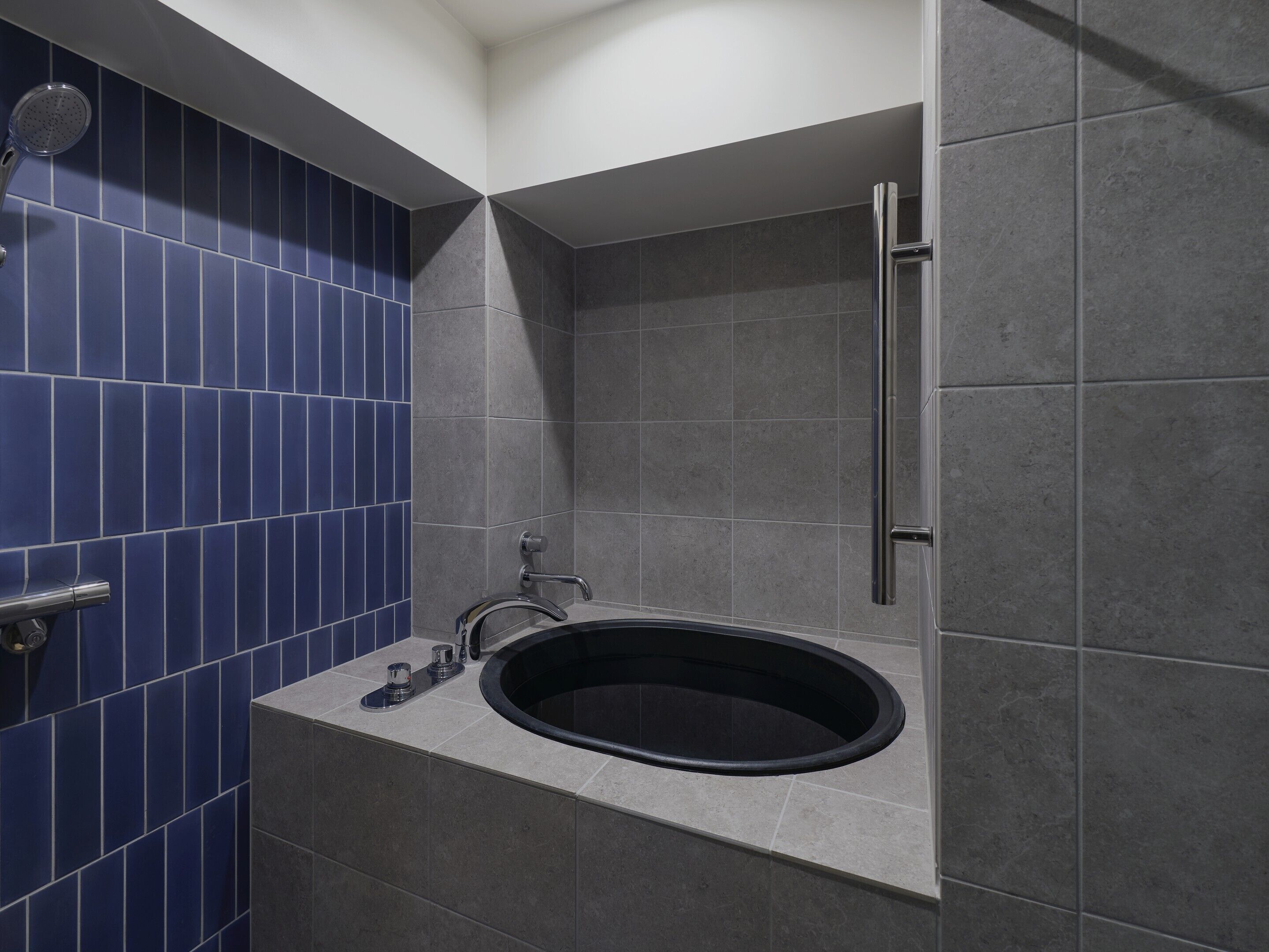 Signature Twin Room, Sauna | Bathroom | Slippers