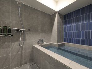 Comfort-herbergi fyrir fjóra | Baðherbergi | Snyrtivörur án endurgjalds, hárblásari, inniskór, handklæði