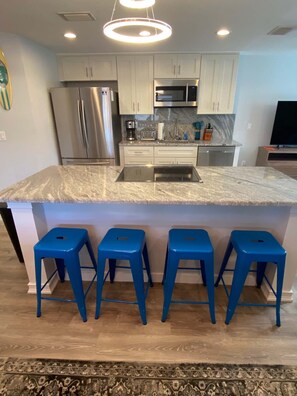 Frigorífico, microondas, horno y placa de cocina