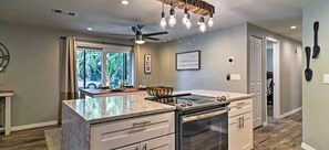 Fridge, microwave, oven, stovetop - Sleeps 6 - Pool w/ Slide - Putt Putt - Min to IMG (Bradenton)