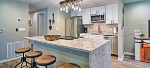 Jääkaappi, mikroaaltouuni, uuni, liesi