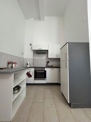 Réfrigérateur, four, plaque de cuisson, lave-vaisselle