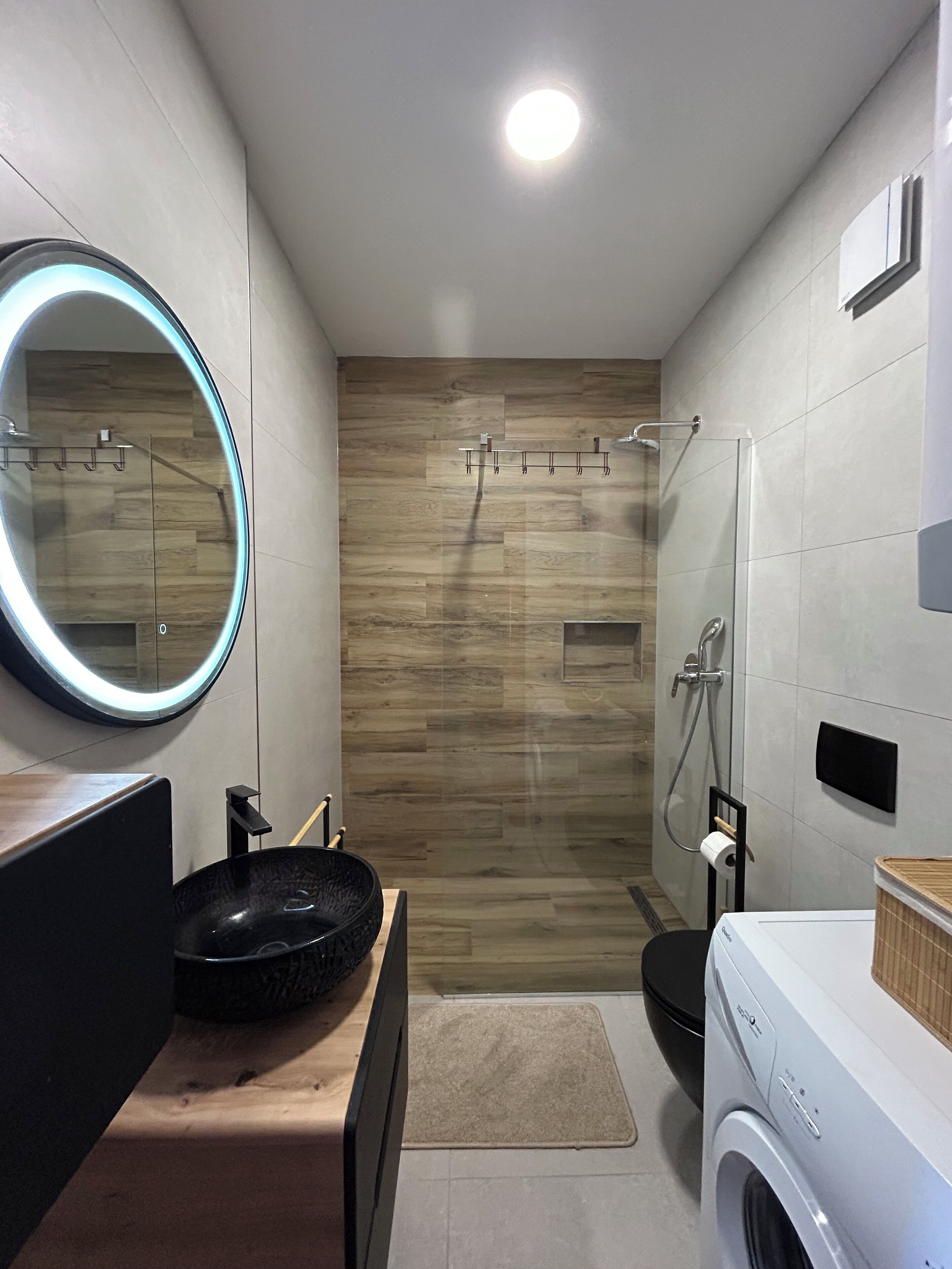 Douche, serviettes fournies, papier de toilette