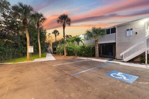 Property grounds - Sleeps 6 - Min to IMG - Pool w/ Slide - Putt Putt (Bradenton)