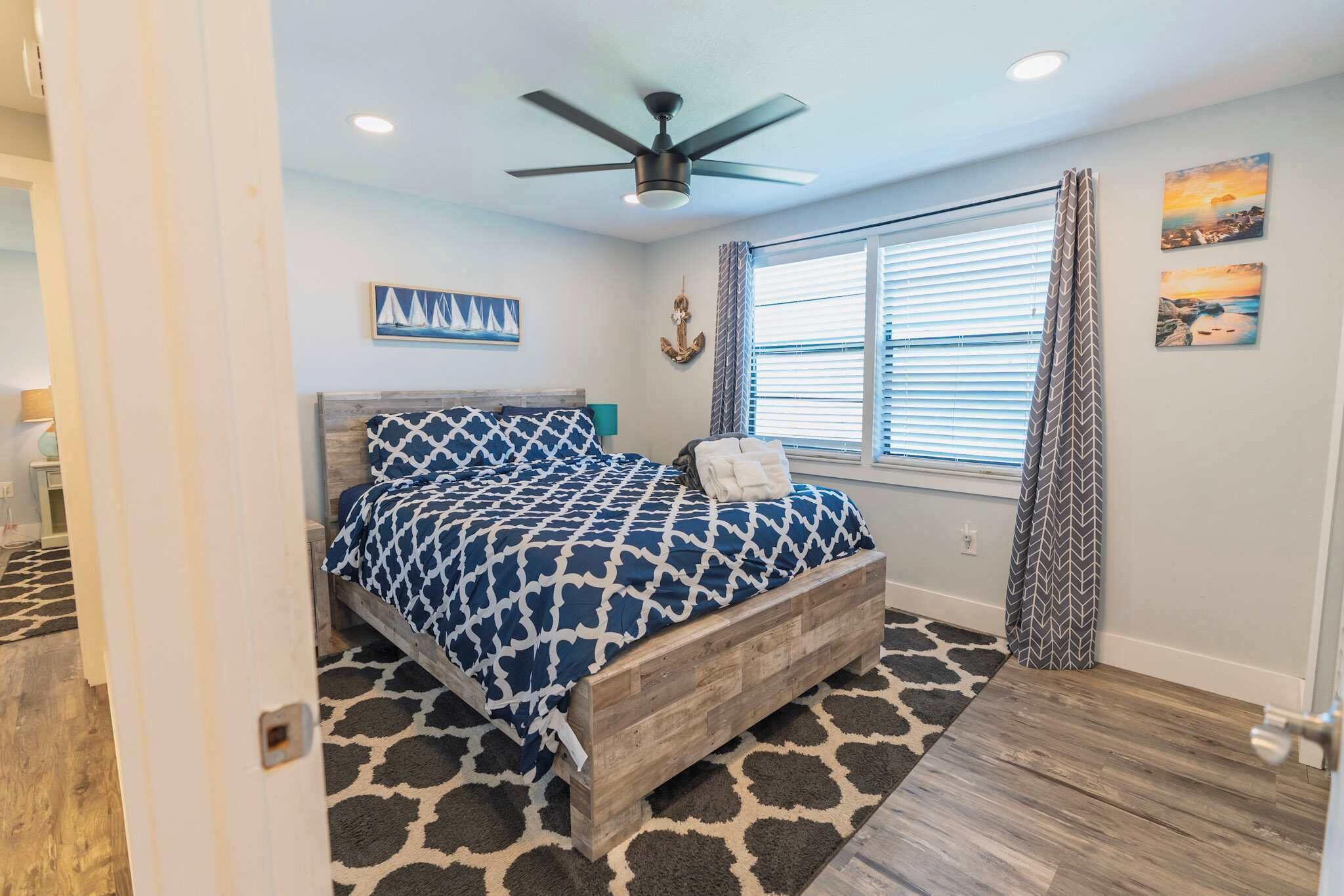 Een bureau, een strijkplank/strijkijzer, reisbedje, wifi