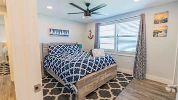 Een bureau, een strijkplank/strijkijzer, reisbedje, wifi