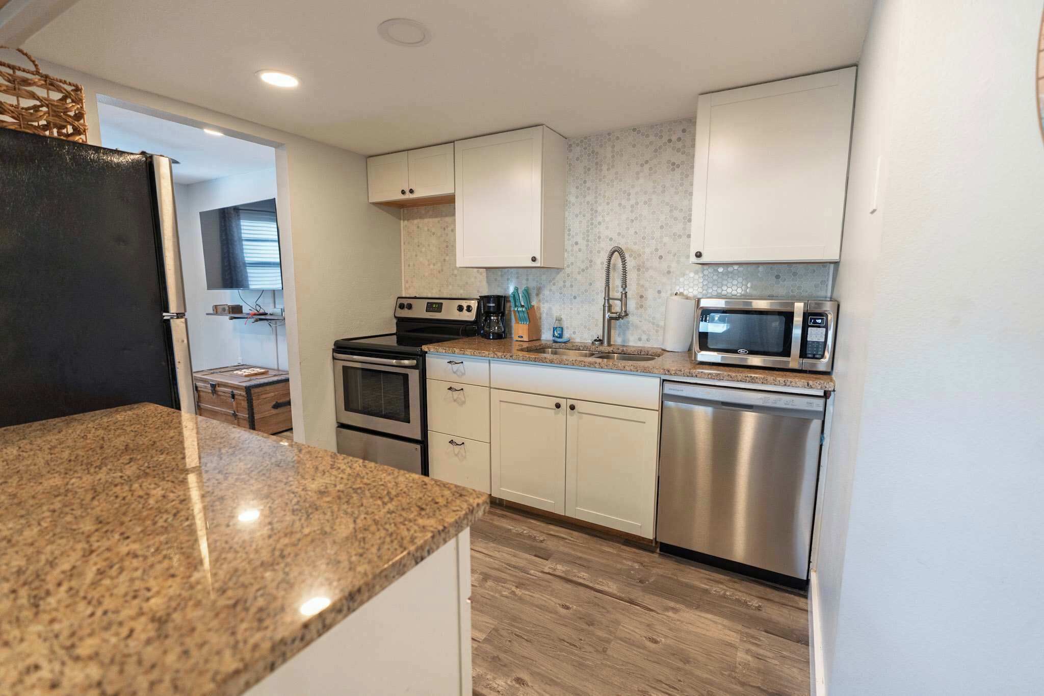 Een koelkast, een microgolfoven, een oven, een kookplaat