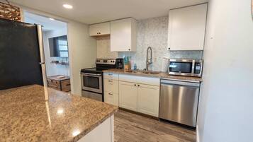 Een koelkast, een microgolfoven, een oven, een kookplaat