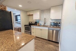 Fridge, microwave, oven, stovetop - Sleeps 6 - Min to IMG - Pool w/ Slide - Putt Putt (Bradenton)