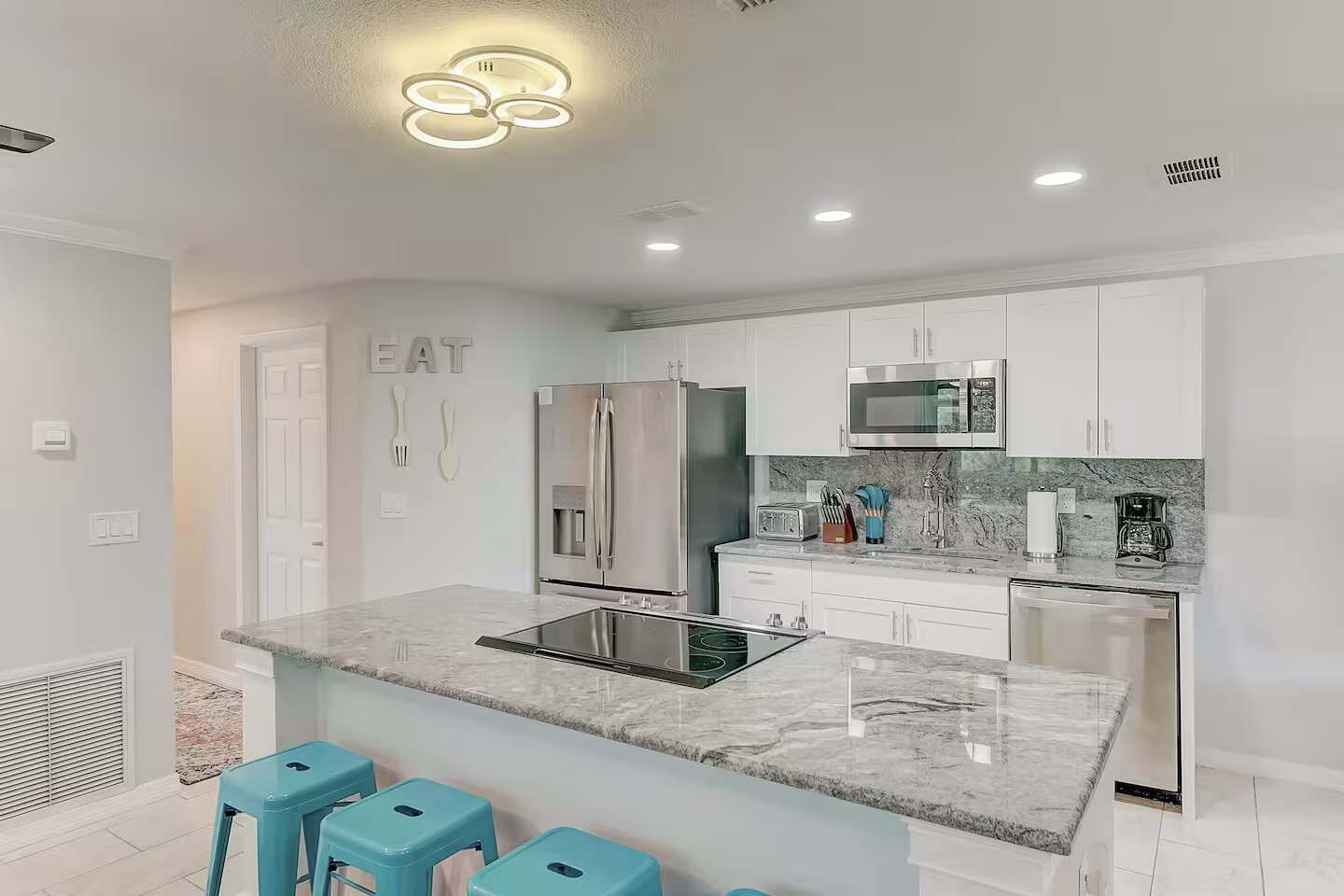 Geladeira, micro-ondas, fogão, cooktop