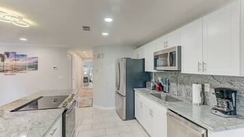 Een koelkast, een magnetron, een oven, een kookplaat